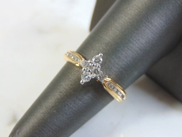 Vintage Estate Womens 14K Yellow Gold Diamond Ring: FOR SALE IS THIS VINTAGE ESTATE 14K GOLD DIAMOND RING. THE RING IS A SIZE 6.75 AND WEIGHS 3.6g. THERE ARE ABOUT .24cts OF DIAMONDS IN THIS RING. RING MAKES A BEAUTIFUL GIFT FOR THAT SOMEONE SPECIAL. A