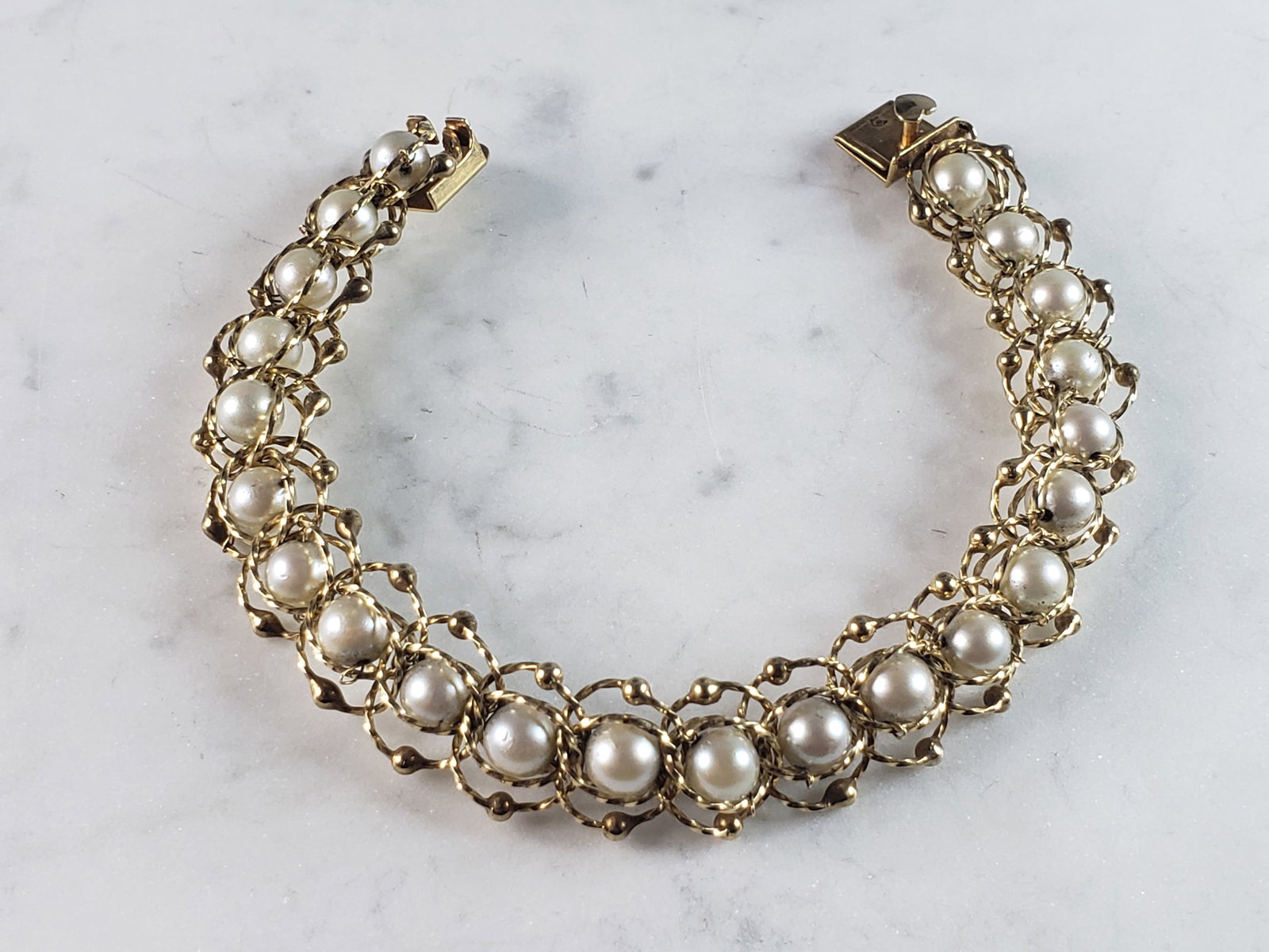 Womens Vintage Estate 14k Gold Pearl Bracelet: A WOMENS 14k GOLD PEARL BRACELET THAT WEIGHS 22.9g AND MEASURES ABOUT 7 1/2" LONG BY 1/2" WIDE. BRACELET IS MARKED 14K. PEARLS ARE BELIEVED TO BE REAL. WONT LIE, PEARLS ARE NOT MY STRONG SUIT. DONT SE