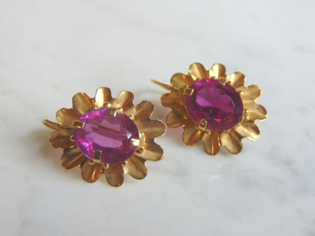 Womens Vintage 14K Gold Dangle Earrings w/ Pink Stones: FOR SALE ARE A PAIR 14K YELLOW GOLD DANGLE EARRINGS WITH PINK STONES. THE EARRINGS WEIGH 5.8g, AND MEASURE ABOUT 1" LONG BY 3/4" WIDE. NOT SURE IF THE STONES ARE REAL OR MAN MADE. BUYING AS IS. MAKES 