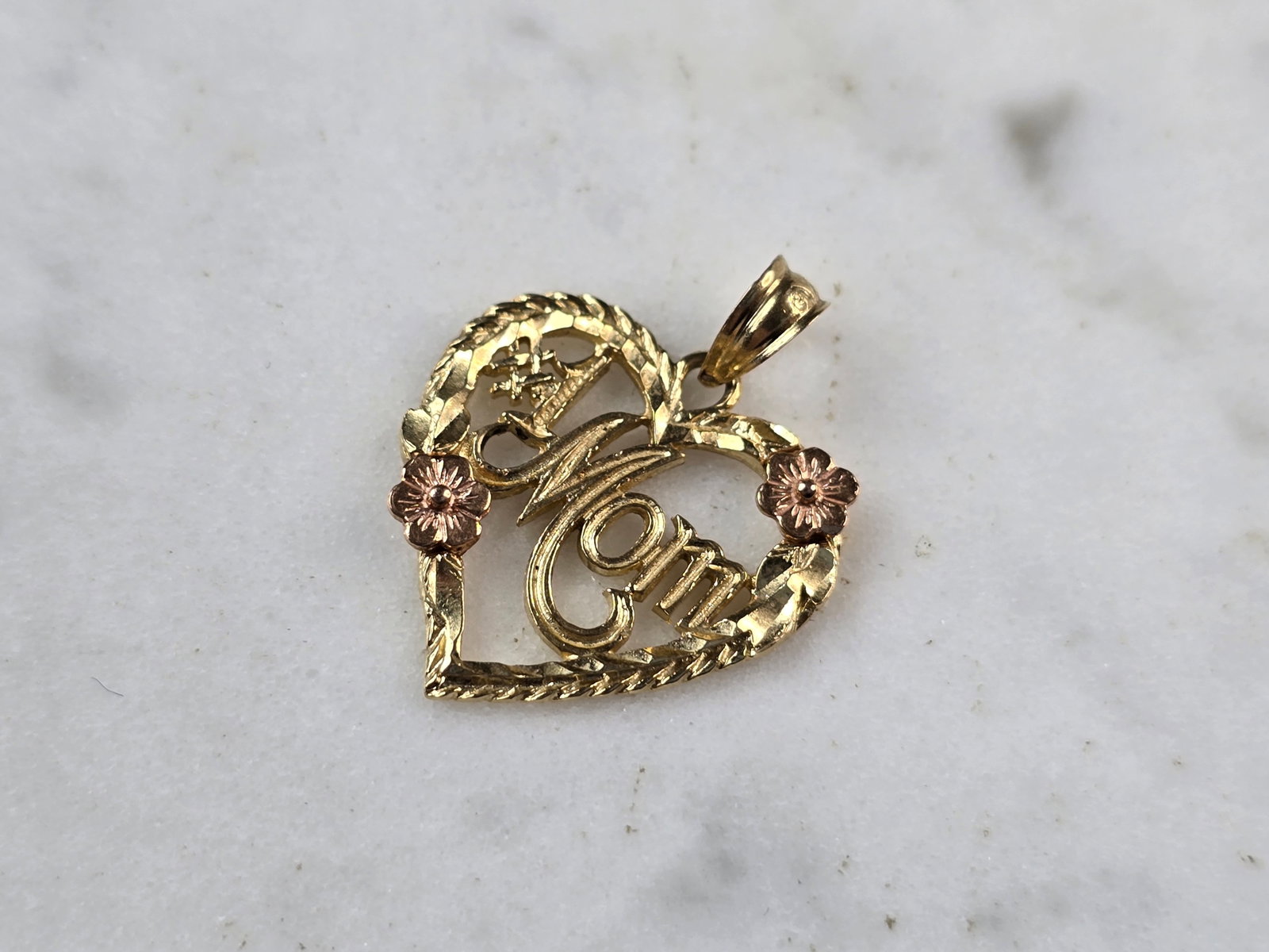 Womens Vintage Estate 14K Yellow & Rose Gold Heart Mom Pendant: A WOMENS VINTAGE ESTATE 14K YELLOW & ROSE GOLD HEART " MOM " PENDANT. THE TOTAL WEIGHT IS 1.5g, AND MEASURES 7/8" LONG BY 5/8" WIDE. MAKES A GREAT GIFT FOR THAT SOMEONE SPECIAL. ANY QUESTIONS, PLEASE 