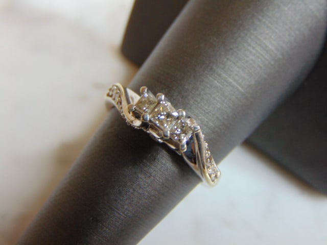 Vintage Estate Women's 10K White Gold Diamond Ring: FOR SALE IS THIS VINTAGE ESTATE 10K WHITE GOLD DIAMOND RING. THE RING IS A SIZE 7.0 AND WEIGHS 2.9g. THERE ARE ABOUT .59cts OF DIAMONDS IN THIS RING. DIAMONDS HAVE A BEAUTIFUL SPARKLE TO THEM. THE RIN