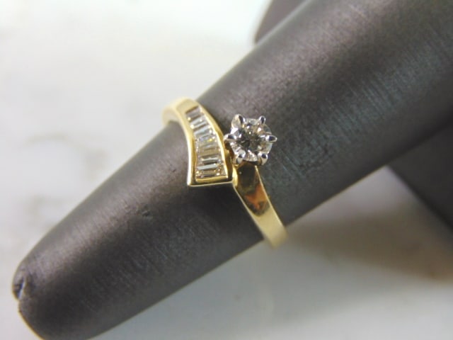 Womens Vintage Estate 14K Gold Diamond Ring: FOR SALE IS THIS WONDERFUL WOMEN'S 14K GOLD DIAMOND RING. THE RING WEIGHS 3.0g. THE SIZE OF THE RING IS A 5.25. THERE ARE ABOUT .25cts OF DIAMONDS . MAKES A LOVELY GIFT FOR THAT SOMEONE SPECIAL. ANY Q
