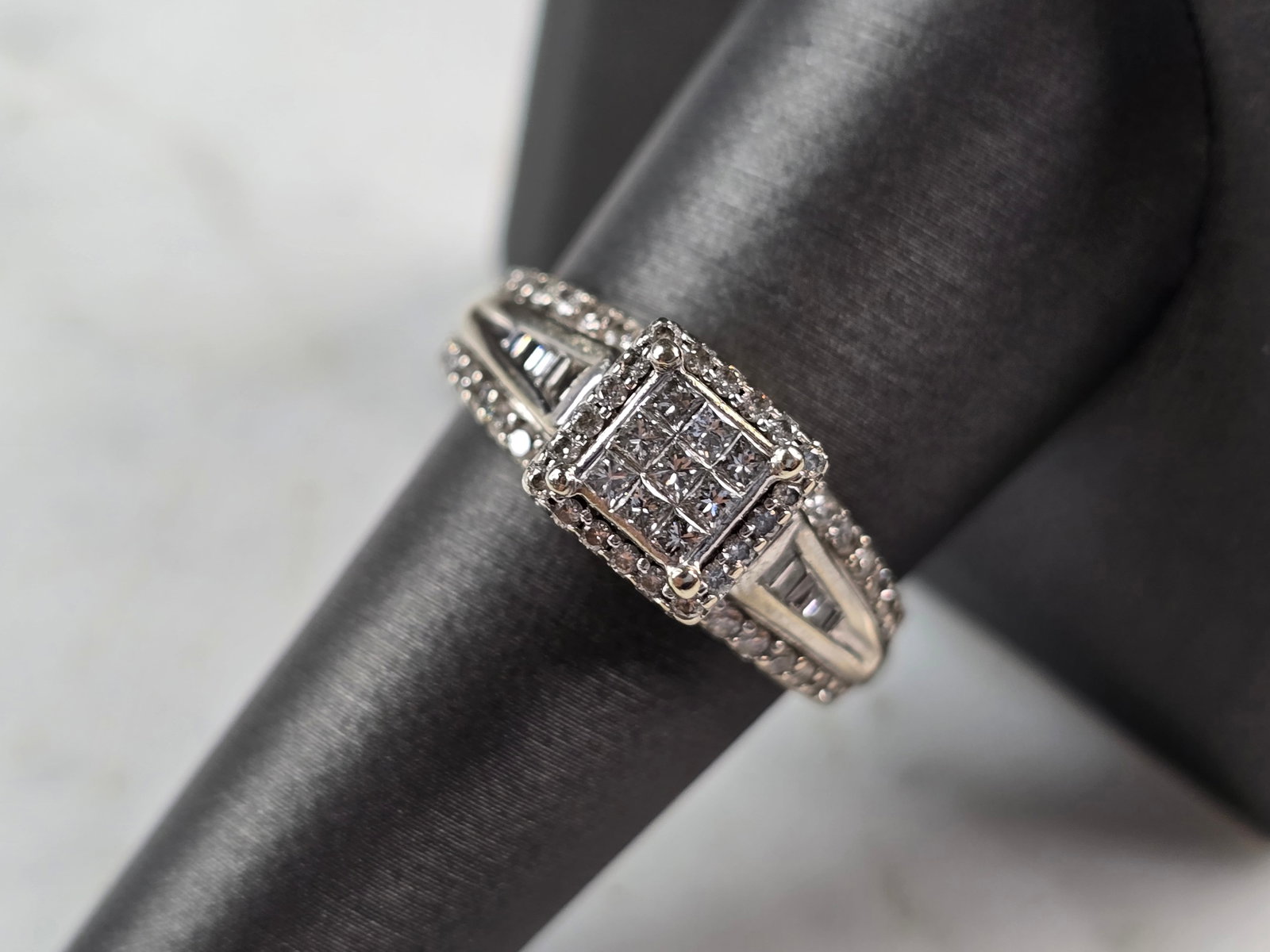 Womens Vintage Estate 10K White Gold Diamond Ring: A WOMENS VINTAGE ESTATE 10K WHITE GOLD DIAMOND RING. THE RING IS A SIZE 9.0 AND WEIGHS 5.1g. THERE ARE ABOUT .87cts OF DIAMONDS IN THIS RING. THE LENGTH OF THE RING IS 5/16". RING IS MARKED ON THE INS