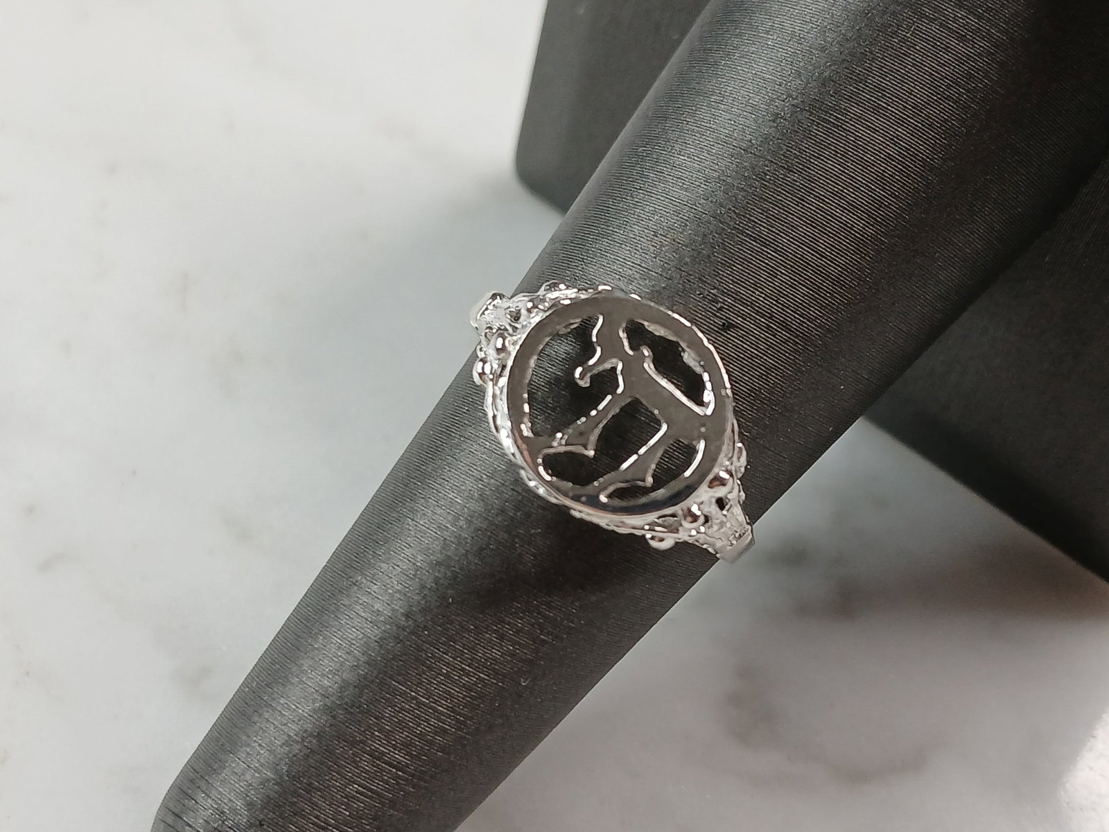 Womens Sterling Silver Judaica Jewish Chai Ring: A WOMENS STERLING SILVER JUDAICA CHAI RING. THE TOTAL WEIGHT IS 2.1g, AND IS A SIZE 7.5. THE RING MEASURES 1/2" WIDE. THIS RING WOULD MAKE A GREAT GIFT FOR SOMEONE SPECIAL. ANY QUESTIONS PLEASE DONT H
