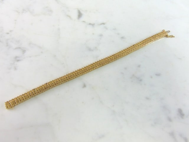 Womens Vintage Estate 14K Gold Chain Bracelet: A VINTAGE ESTATE 14K YELLOW GOLD CHAIN BRACELET. BRACELET IS 7 1/4" LONG BY 1/4" WIDE, AND WEIGHS 25.8g. BRACELET IS MARKED ON THE CLASP. WOULD MAKE A LOVELY GIFT FOR THAT SOMEONE SPECIAL. ANY QUESTIO
