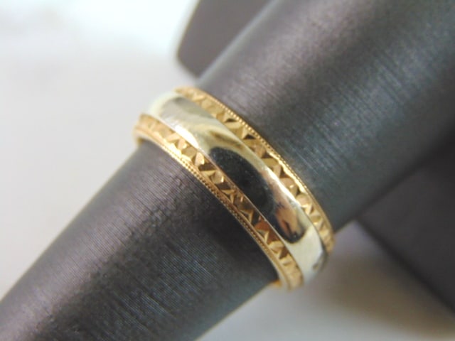 Mens Vintage Estate 14K Gold Wedding Band Ring: A MENS WHITE AND YELLOW 14K GOLD WEDDING BAND. THE RING WEIGHS 7.3g. THE SIZE OF THE RING IS AN 8.0, AND IS 1/4" WIDE. RING IS MARKED ON THE INSIDE OF THE BAND. ANY QUESTIONS PLEASE DO NOT HESITATE TO