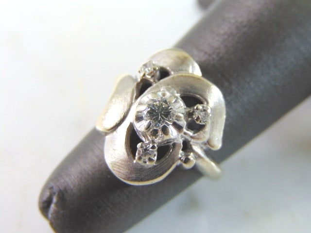 Womens Vintage Estate 14K White Gold Diamond Ring: A WOMENS VINTAGE ESTATE 14K WHITE GOLD DIAMOND RING. THE RING WEIGHS 4.7g, AND IS A SIZE 3.75. THERE ARE ABOUT .19cts OF DIAMONDS. THIS MAKES A LOVELY GIFT FOR THAT SOMEONE SPECIAL. ANY QUESTIONS, PLE