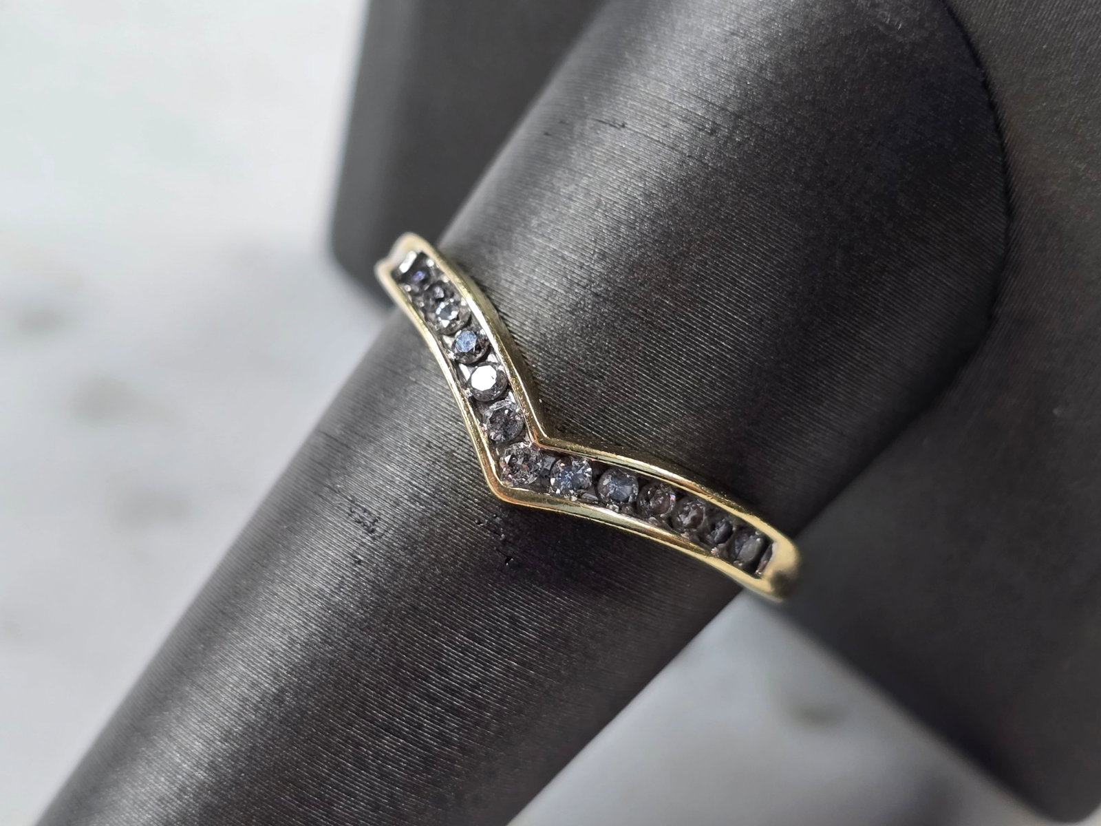 Womens Vintage Estate 14K Yellow Gold Diamond Ring: A WOMENS VINTAGE ESTATE 14K YELLOW GOLD DIAMOND RING. THE TOTAL WEIGHT IS 2.1g, AND IS A SIZE 10.25. THE WIDTH OF THE RING IS 1/8". THERE ARE A TOTAL OF 13 SMALL DIAMONDS. ANY QUESTIONS PLEASE DONT HE