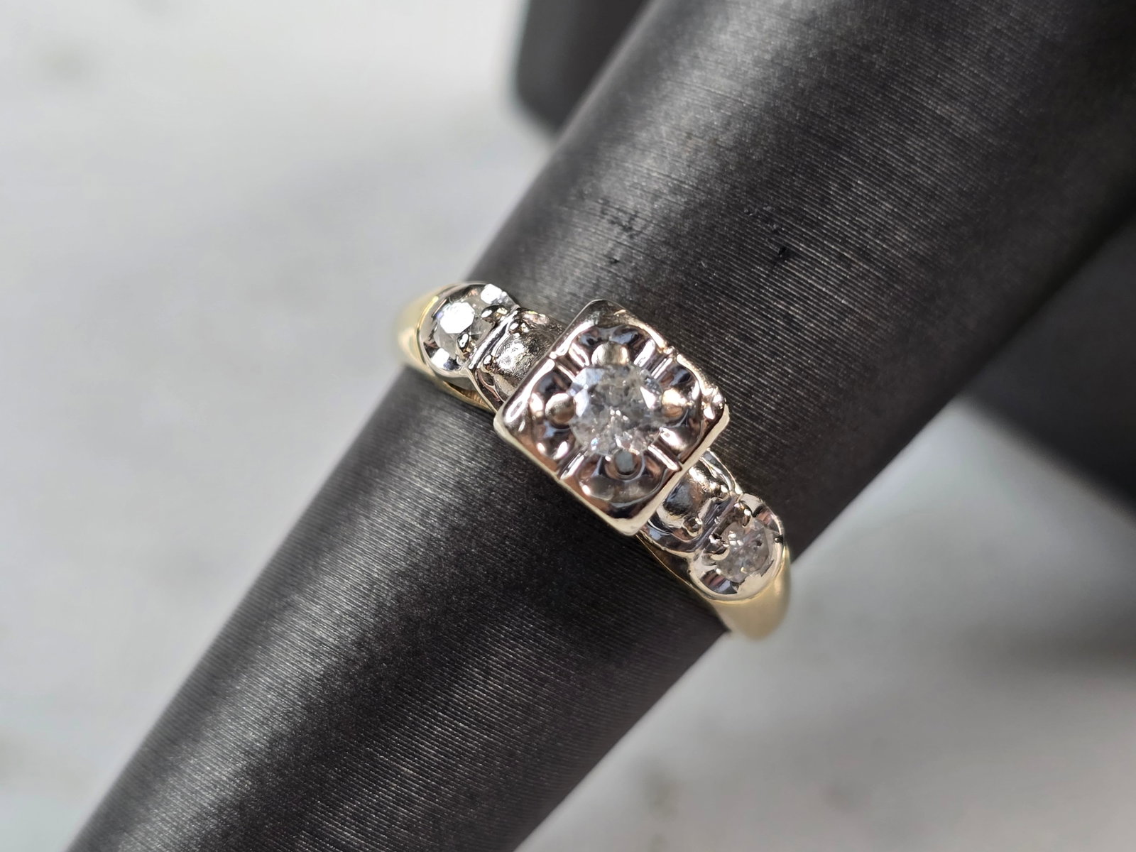 Womens Vintage Estate 14k Yellow Gold Diamond Ring: A WOMENS VINTAGE ESTATE 14K GOLD DIAMOND ENGAGEMENT RING. THE RING WEIGHS 3.0g, AND IS A SIZE 6.25. THE CENTER DIAMOND IS ABOUT 0.12cts WITH 0.04cts ON THE SIDES. THE WIDTH IS ABOUT 1/4". WOULD MAKE A