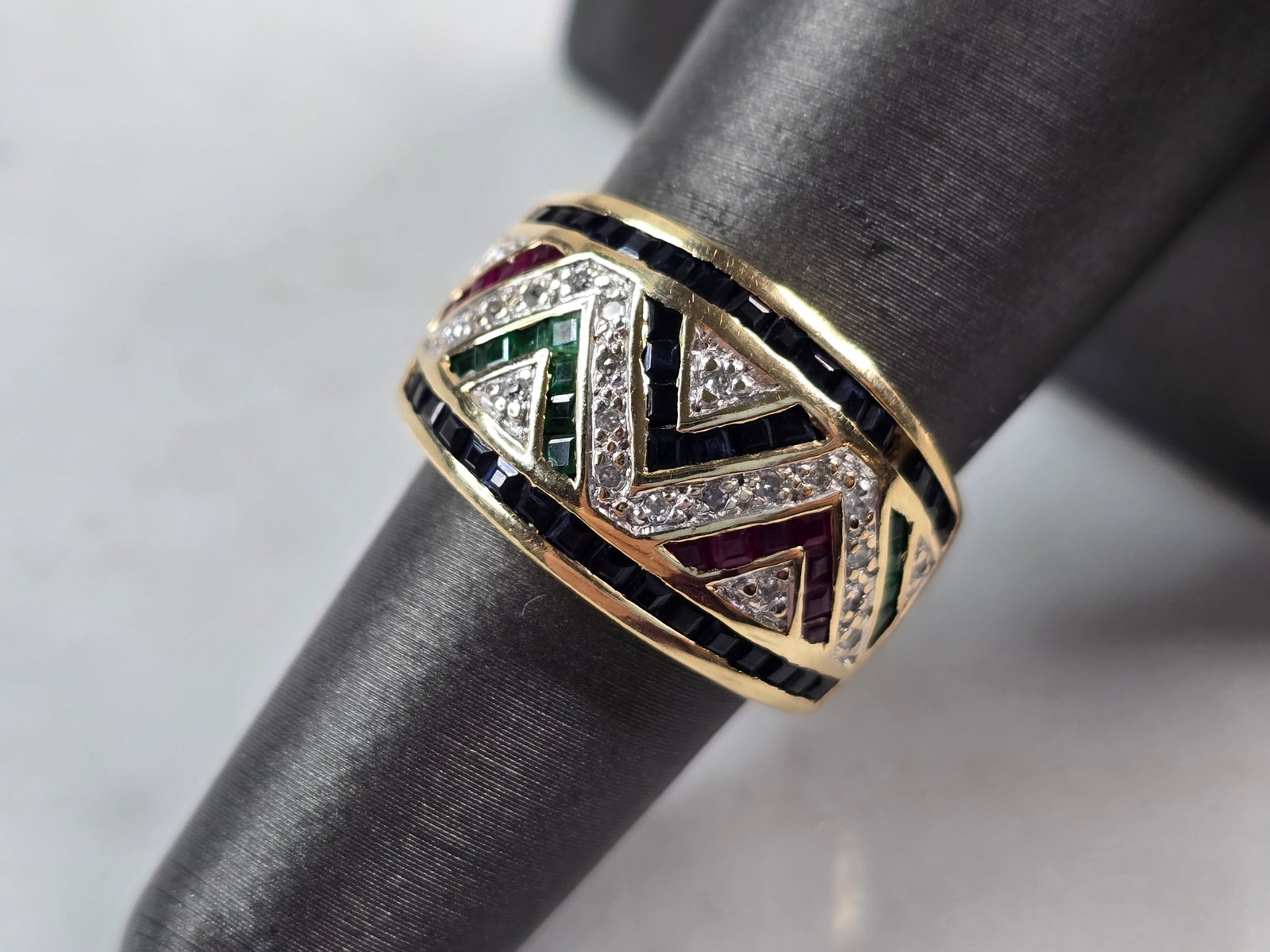 Womens Vintage Estate 10K Gold Multi Stone Diamond Ring: A LOVELY, WOMEN'S VINTAGE ESTATE 10K GOLD RING WITH EMERALD, RUBIES, SAPPHIRES AND DIAMONDS. THE RING IS A SIZE 7.0, AND WEIGHS 5.6g. THERE ARE 21 TINY DIAMONDS, 11 EMERALDS, 11 RUBIES, AND 33 SAPPHIR