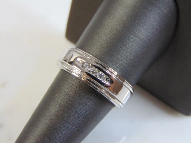 Mens Vintage Estate 14k White Gold Diamond Ring: A MENS VINTAGE ESTATE 14K WHITE GOLD DIAMOND RING WITH ABOUT .09cts OF DIAMONDS. THE RING IS A SIZE 8.5, AND WEIGHS 9,2g. THE FACE OF THE RING MEASURES 1/4" WIDE. RING IS STAMPED "14K". THIS WOULD MAK
