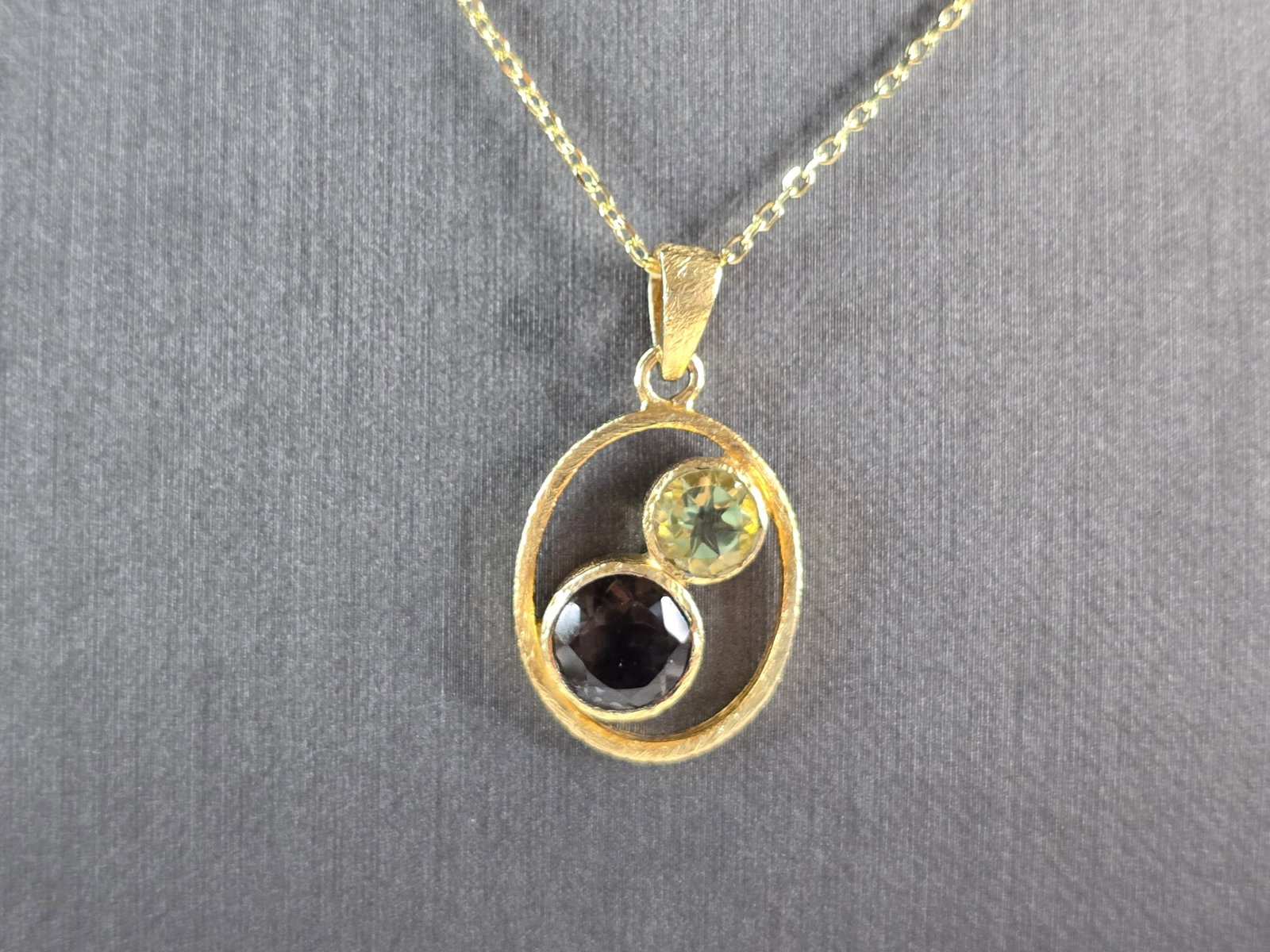 Womens Sterling Silver Modernist Gold Tone Pendant Necklace: A WOMENS STERLING SILVER MODERNIST GOLD TONE NECKLACE WITH A GOLD TONE PENDANT. THE NECKLACE MEASURES ABOUT 18" LONG, AND THE PENDANT MEASURES 1 1/8" LONG BY 3/8" WIDE. TOGETHER THEY WEIGH 5.2g. ANY Q
