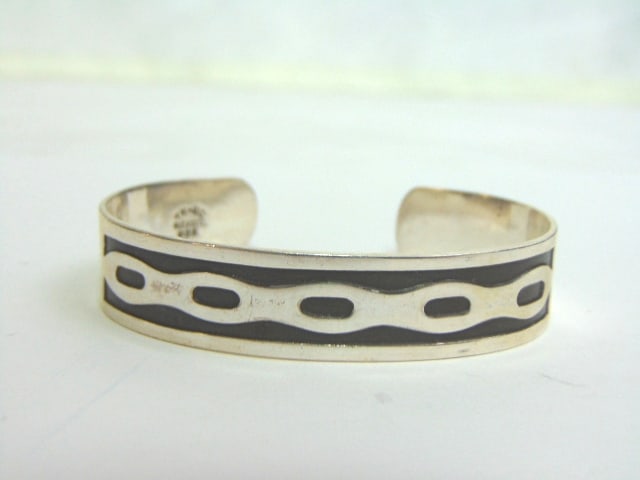 Estate Sterling Silver Southwestern Cuff Bracelet: FOR SALE IS A LOVELY VINTAGE ESTATE STERLING SILVER SOUTHWESTERN CUFF BRACELET. THE BRACELET WEIGHS 27.0g AND MEASURES ABOUT 1/2" WIDE. THE CIRCUMFERENCE WITH THE GAP MEASURES 7". ANY QUESTIONS PLEASE