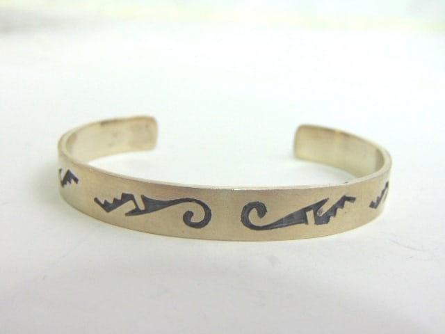 Estate Sterling Silver Southwestern Cuff Bracelet: FOR SALE IS A LOVELY VINTAGE ESTATE STERLING SILVER SOUTHWESTERN CUFF BRACELET. THE BRACELET WEIGHS 18.9g AND MEASURES ABOUT 3/8" WIDE. THE CIRCUMFERENCE WITH THE GAP MEASURES 6". ANY QUESTIONS PLEASE