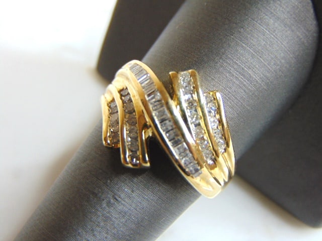 Womens Vintage Estate 10K Yellow Gold Diamond Ring: FOR SALE IS THIS LOVELY VINTAGE 10K YELLOW GOLD DIAMOND RING. THERE ARE ABOUT .87cts OF DIAMONDS IN THIS RING. THE TOTAL WEIGHT IS 5.0g, AND IS A SIZE 9. ANY QUESTIONS PLEASE DONT HESITATE TO ASK. BE 