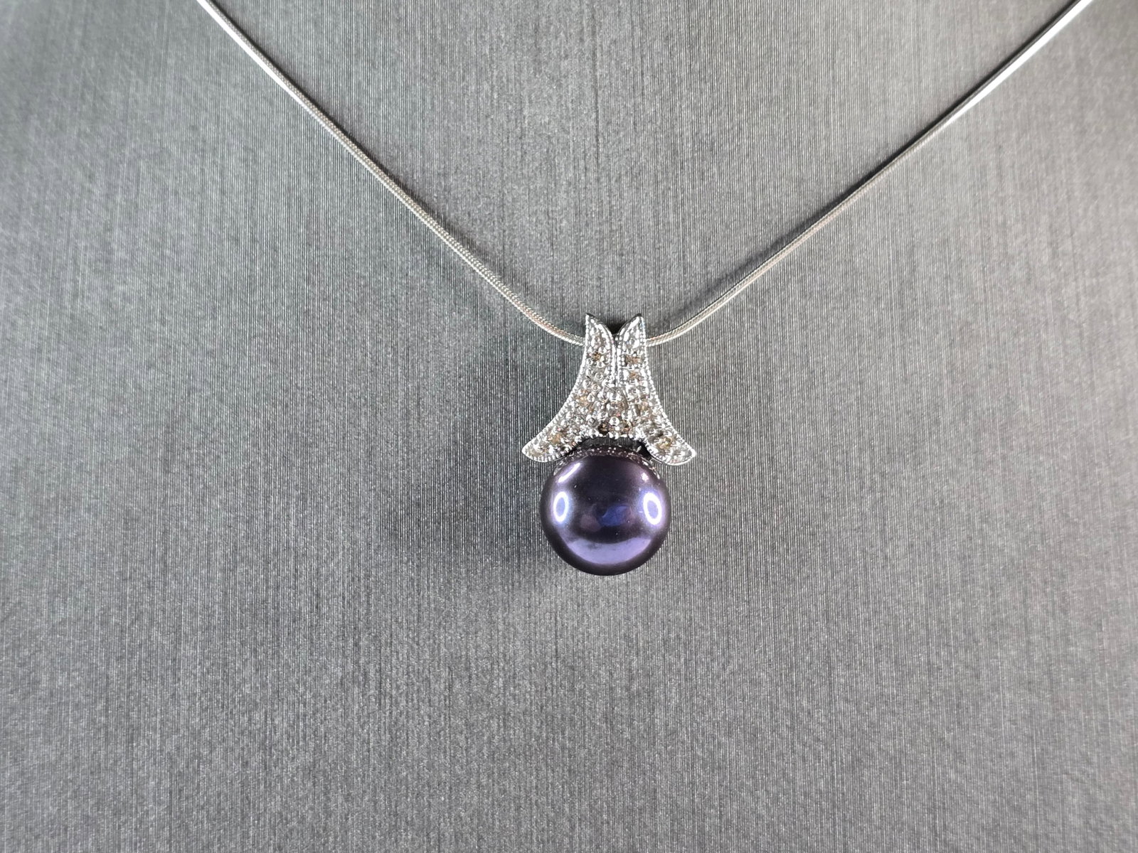 Womens 10K White Gold Diamond Pearl Pendant w/ 14k Necklace: A BEAUTIFUL WOMENS VINTAGE ESTATE 14K WHITE GOLD NECKLACE WITH A 10K WHITE GOLD BLACK PEARL PENDANT ACCENTED WITH DIAMONDS. NECKLACE MEASURES 16 1/4" LONG, AND THE PENDANT MEASURES 3/4" BY 1/2". TOGET