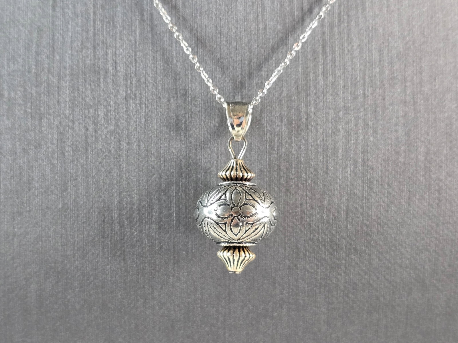 Womens Vintage Estate Sterling Silver Modernist Pendant Necklace: A WOMENS VINTAGE ESTATE STERLING SILVER MODERNIST PENDANT AND NECKLACE. NECKLACE AND PENDANT WEIGH 4.7g. NECKLACE MEASURES 18" LONG AND PENDANT MEASURES 1 1/4" LONG BY 1/2" WIDE. MAKES A GREAT GIFT FO