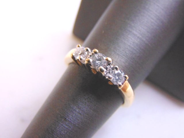 Women's Vintage Estate 14K Yellow Gold Diamond Ring: FOR SALE IS THIS VINTAGE ESTATE 14K GOLD DIAMOND RING. THE RING IS A SIZE 7.0 AND WEIGHS 3.6g. THERE ARE ABOUT .41cts WORTH OF DIAMONDS. THE RING MAKES A BEAUTIFUL GIFT FOR THAT SOMEONE SPECIAL. ANY O