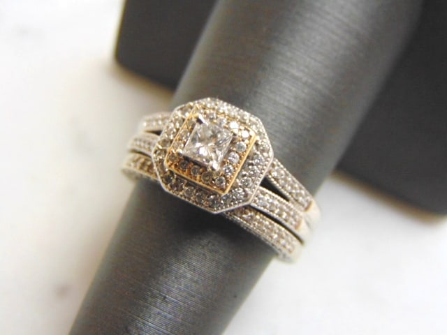 Women's Vintage 14K White Gold Diamond Engagement Ring: FOR SALE IS THIS VINTAGE ESTATE 14K WHITE & YELLOW GOLD DIAMOND ENGAGEMENT RING SET. THE RING IS A SIZE 7.0 AND WEIGHS 8.9g. THERE ARE ABOUT 1.1cts OF DIAMONDS BETWEEN THE TWO RINGS. RING MAKES A BEAU