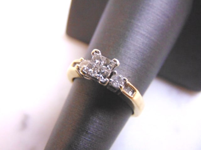Women's Vintage Estate 14K Yellow Gold Diamond Ring: FOR SALE IS THIS VINTAGE ESTATE 14K GOLD DIAMOND RING. THE RING IS A SIZE 6.25 AND WEIGHS 3.7g. THERE ARE ABOUT .56cts WORTH OF DIAMONDS. THE RING MAKES A BEAUTIFUL GIFT FOR THAT SOMEONE SPECIAL. ANY 