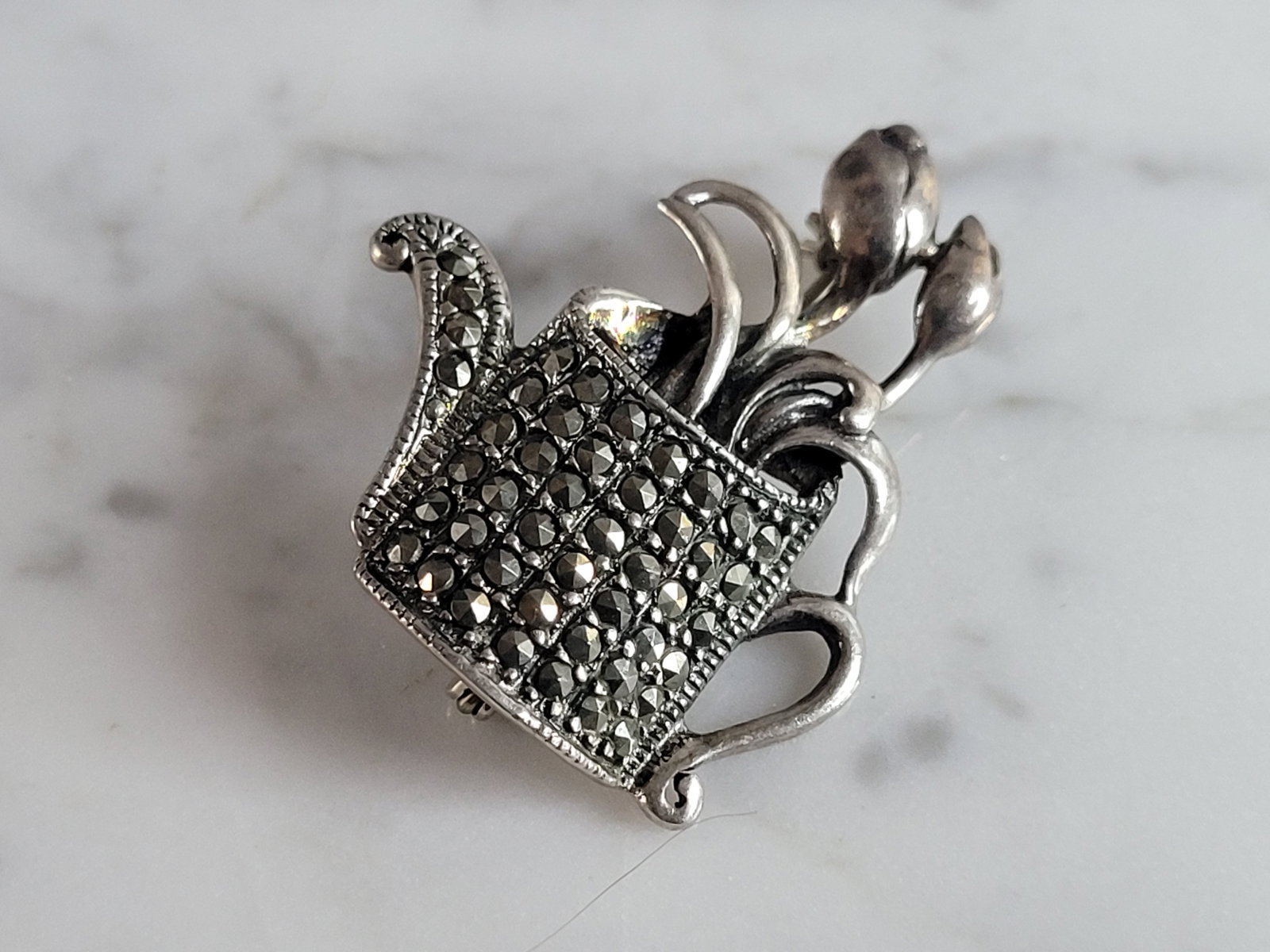Womens Vintage Estate Sterling Silver Flower Brooch: A WOMENS VINTAGE ESTATE STERLING SILVER FLORAL BROOCH. THE BROOCH MEASURE 1 1/2" LONG BY 1 1/8" WIDE. BROOCH WEIGHS 6.4g. ANY QUESTIONS, PLEASE DON'T HESITATE TO ASK. MAKES AN ATTRACTIVE GIFT FOR THAT