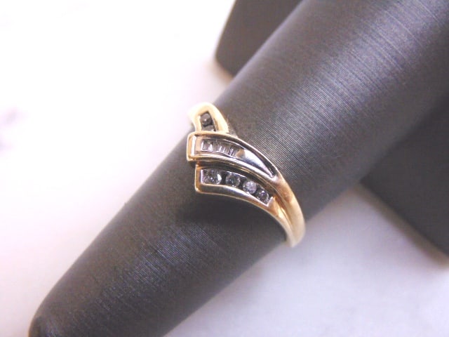 Women's Vintage Estate 10K Yellow Gold Diamond Ring: FOR SALE IS THIS WONDERFUL WOMEN'S 10K YELLOW GOLD RING. THE RING WEIGHS 2.5g. THE SIZE OF THE RING IS 6.75. THERE ARE ABOUT .24cts OF DIAMONDS. THIS MAKES A GREAT GIFT FOR THAT SOMEONE SPECIAL. ANY Q
