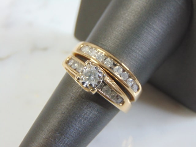 Women's Vintage 10K Yellow Gold Diamond Engagement Ring: FOR SALE IS THIS VINTAGE ESTATE 10K YELLOW GOLD DIAMOND ENGAGEMENT RING SET. THE RING IS A SIZE 7.75, AND WEIGHS 6.6g. THERE ARE ABOUT 1.05cts OF DIAMONDS BETWEEN THE TWO RINGS. THE ROUND CUT ITSELF I