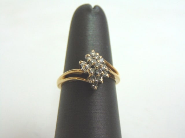 Women's Vintage 14K Yellow Gold Diamond Cluster Ring: FOR SALE IS THIS ATTRACTIVE 14K YELLOW GOLD DIAMOND CLUSTER RING. THE RING WEIGHS 3.0g, AND IS A SIZE 5.25. THERE ARE ABOUT .45 cts OF DIAMONDS. ANY QUESTIONS, PLEASE DO NOT HESITATE TO ASK. THIS MAKE