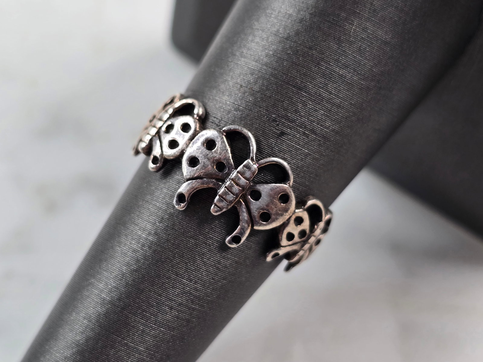 Womens Vintage Estate Sterling Silver Butterfly Ring: FOR SALE IS A WOMENS VINTAGE ESTATE STERLING SILVER BUTTERFLY RING. THE RING WEIGHS 2.3g AND IS A SIZE 7.75. THE WIDTH OF THE RING IS 3/8". ANY QUESTIONS PLEASE DO NOT HESITATE TO ASK. BE SURE TO CHEC