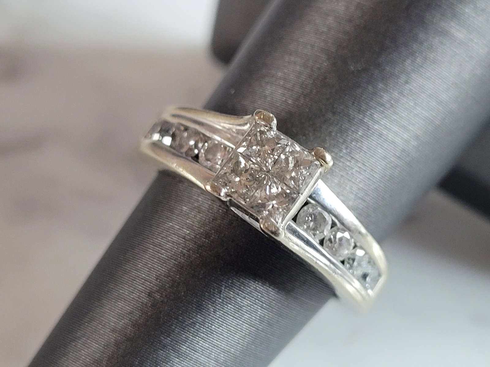Womens Vintage Estate 14K White Gold Diamond Engagement Ring: FOR SALE IS THIS VINTAGE ESTATE 14K WHITE GOLD DIAMOND RING. THE RING IS A SIZE 6.5 AND WEIGHS 4.2g. THERE ARE ABOUT 0.80cts OF DIAMONDS IN THIS RING. THE WIDTH OF THE RING IS ABOUT 1/4". DIAMONDS HAV