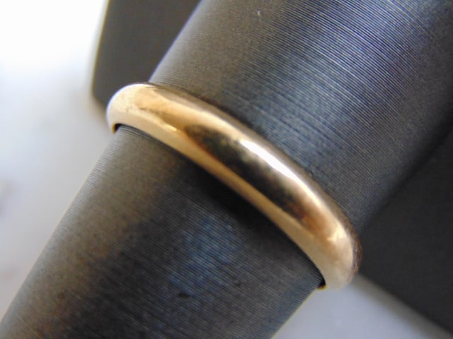 Mens Vintage Estate 14K Yellow Gold Wedding Band Ring: THIS ITEM IS A MENS VINTAGE 14K GOLD WEDDING BAND. THE SIZE OF THE RING IS A 10.0, AND WEIGHS 3.6g. THE WIDTH OF THE BAND IS 1/8". AS YOU MAY BE ABLE TO SEE THE RING IS PERSONALIZED ON THE INSIDE, HOW