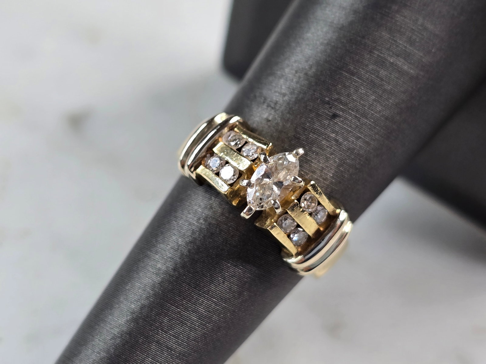 Womens Vintage Estate 14k Yellow Gold Diamond Ring: A WOMENS VINTAGE ESTATE 14K GOLD DIAMOND RING . THE RING IS A SIZE 6.5 AND WEIGHS 6.1g. THE CENTER DIAMOND IS ABOUT .50cts. TOTAL CARAT WEIGHT OF DIAMONDS IN THE RING IS ABOUT .74cts. RING IS MARKED O