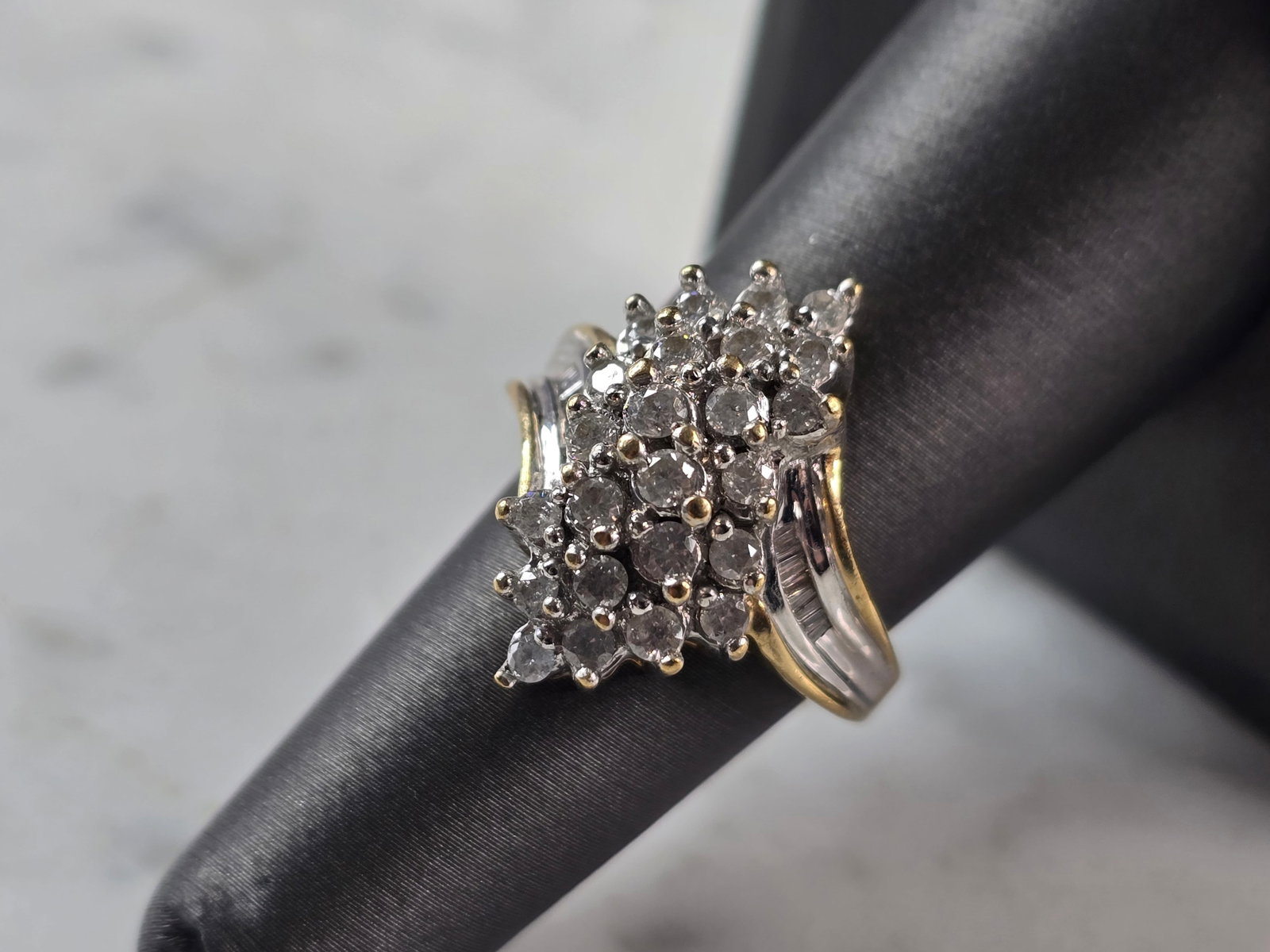 Vintage Estate 10K Yellow Gold & Diamond Cluster Ring: FOR SALE IS THIS LOVELY VINTAGE 10K YELLOW GOLD RING WITH AN ACCENT OF WHITE GOLD. THERE ARE 24 SMALL DIAMONDS ON THE FACE WITH 16 ACCENT DIAMONDS ON THE SIDE. THE TOTAL WEIGHT IS 5.8g, AND IS A SIZE 
