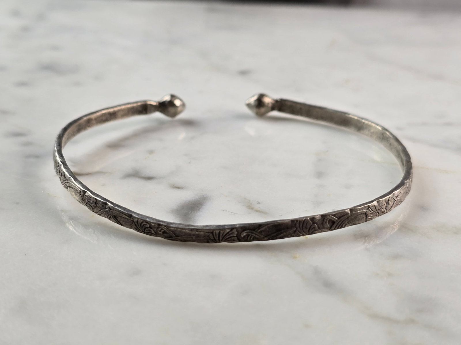 Womens Vintage Estate Sterling Silver Modernist Cuff Bracelet: A WOMENS VINTAGE ESTATE STERLING SILVER MODERNIST CUFF BRACELET. THE BRACELET WEIGHS 11.0g AND MEASURES ABOUT 7 3/4" IN CURCUMFRANCE AND ABOUT 1/8" WIDE. ANY QUESTIONS PLEASE DO NOT HESITATE TO ASK. B