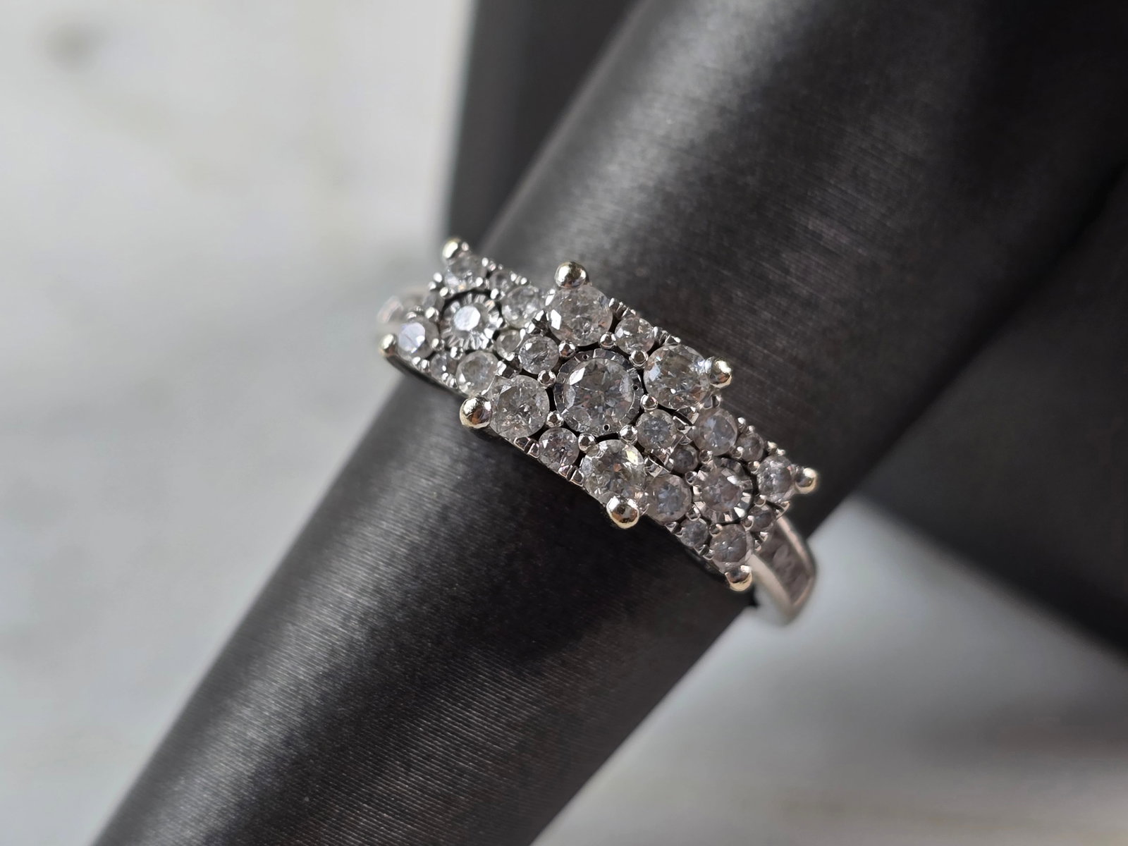 Womens Vintage Estate 14k White Gold Diamond Ring: A WOMENS VINTAGE ESTATE 14K WHITE GOLD DIAMOND RING. THE RING WEIGHS 3.8g AND IS A SIZE 8.0. THE WIDTH OF THE RING IS ABOUT 5/16". THE CARAT WEIGHT OF THE RING IS ABOUT 0.64cts. RING IS MARKED "14K" .