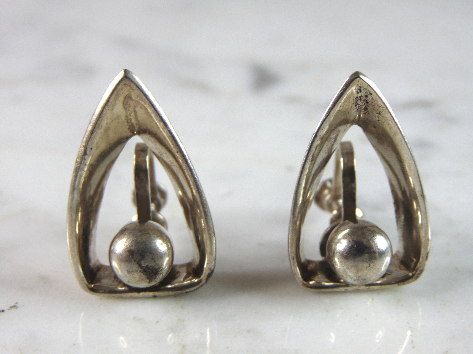Womens Vintage Estate Sterling Silver Modernist Clamp Earrings: FOR SALE IS THIS PAIR OF WOMEN'S VINTAGE ESTATE STERLING SILVER MODERNIST CLAMP EARRINGS. THE EARRINGS WEIGH 10.8g. AND MEASURES 1" BY 5/8". THEY WOULD MAKE A LOVELY GIFT FOR THAT SOMEONE SPECIAL. ANY