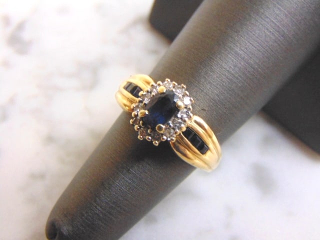 Womens 14k Yellow Gold Ring w/ Sapphire & Diamonds: A WOMENS VINTAGE ESTATE 14K GOLD RING, WITH BEAUTIFUL SAPPHIRE STONES AND DIAMONDS. THE SIZE OF THE RING IS A 6.0. RING WEIGHS 5.8g AND THERE ARE ABOUT .36cts OF DIAMONDS. NOT SURE IF THE SAPPHIRE COL