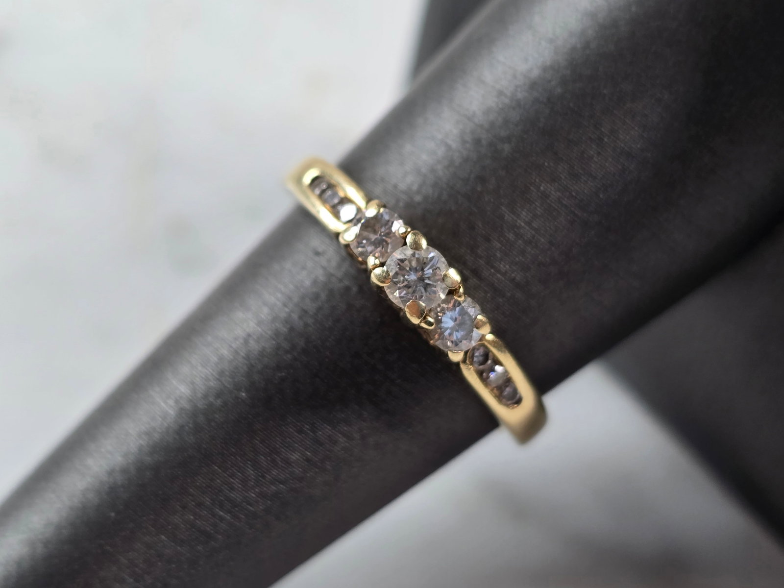 Womens Vintage Estate 14K Yellow Gold Diamond Ring: A WOMENS VINTAGE ESTATE 14K GOLD DIAMOND RING. THE RING IS A SIZE 8.25 AND WEIGHS 3.4g. THERE ARE ABOUT .49cts. THE WIDTH OF THE RING IS 1/8". RING MAKES A BEAUTIFUL GIFT FOR THAT SOMEONE SPECIAL. ANY