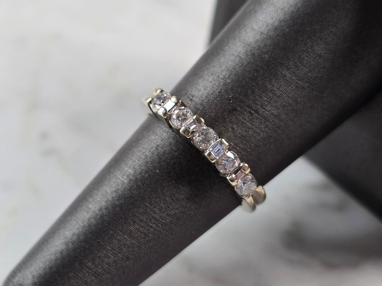 Womens Vintage Estate 18K White Gold Diamond Ring: A WOMENS VINTAGE ESTATE 18K WHITE GOLD DIAMOND RING. THE RING IS A SIZE 7.0, AND WEIGHS 3.9g. THERE ARE ABOUT 0.50cts OF DIAMONDS. THE WIDTH OF THE RING IS ABOUT 1/8". RING MAKES A BEAUTIFUL GIFT FOR 