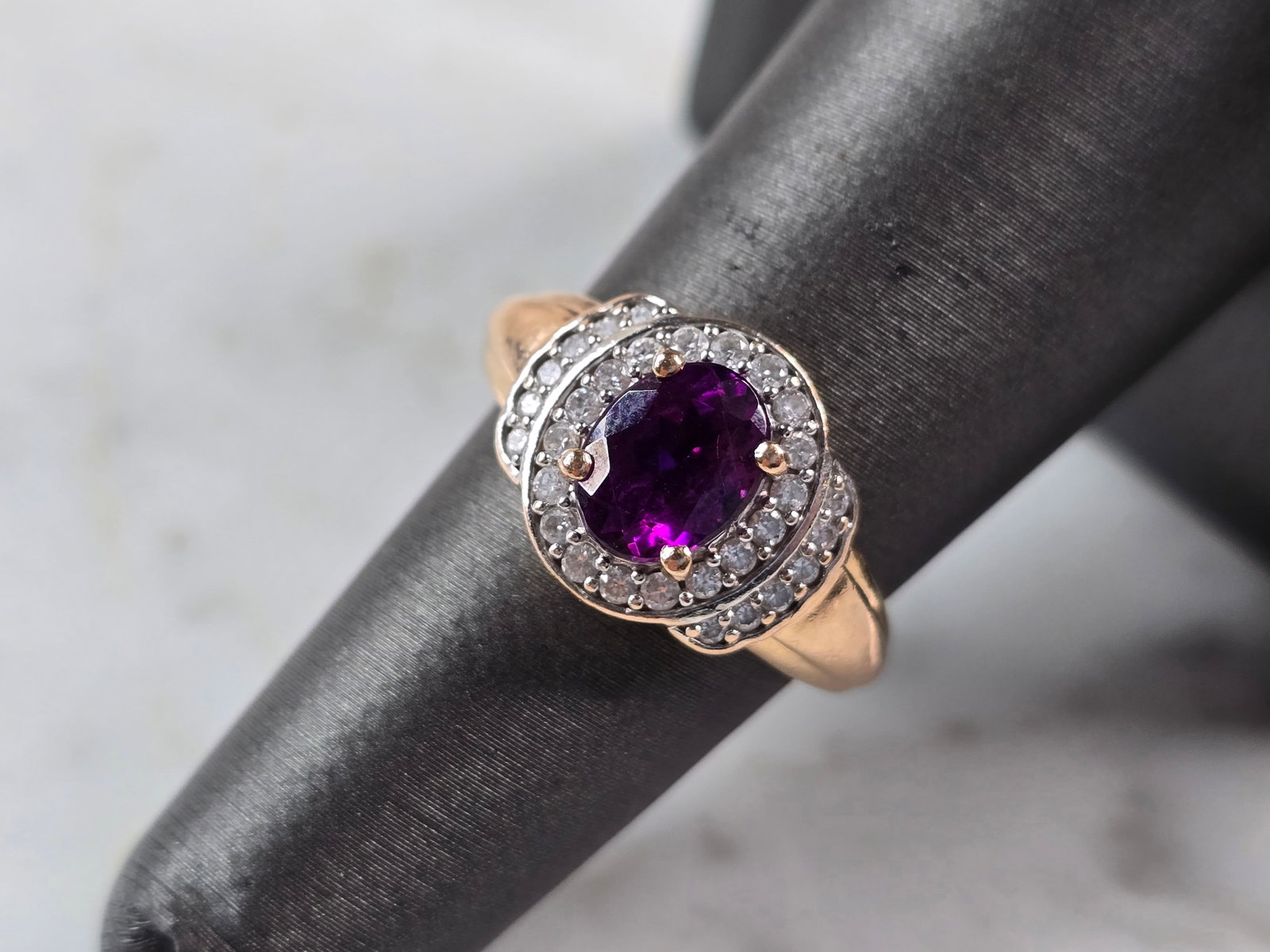 Womens Vintage Estate 14K Rose Gold Amethyst Diamond Ring: A WOMENS VINTAGE ESTATE 14K ROSE GOLD AMETHYST DIAMOND RING. THE RING WEIGHS 4.5g, AND IS A SIZE 6.25. THE WIDTH OF THE RING IS 1/2". THERE ARE 30 TINY DIAMONDS IN THIS RING. RING IS STAMPED "14K". NO
