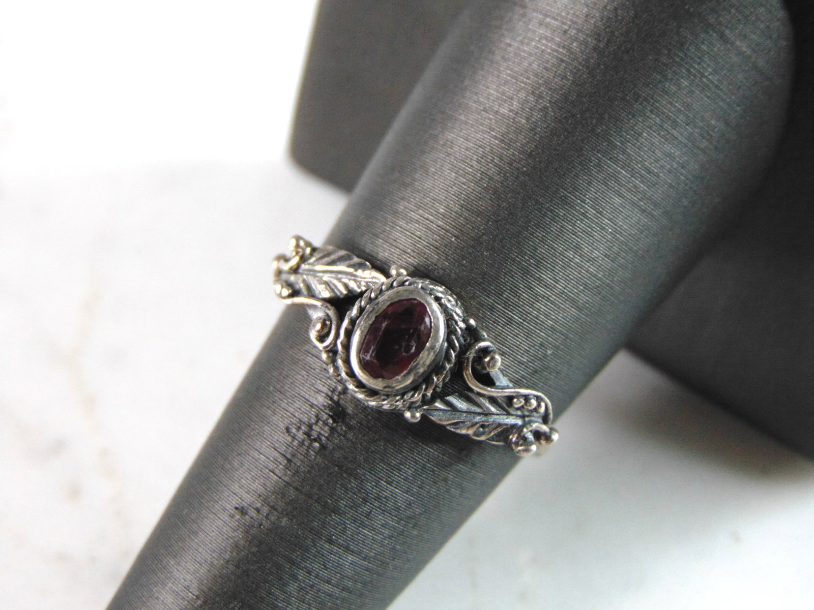Womens Vintage Estate Sterling Silver Modernist Ring: A WOMENS VINTAGE ESTATE STERLING SILVER MODERNIST GARNET RING. RING SIZE IS 5.75, AND WEIGHS 2.1g. THIS WOULD MAKE A NICE GIFT FOR THAT SOMEONE SPECIAL. ANY QUESTIONS PLEASE DO NOT HESITATE TO ASK. BE