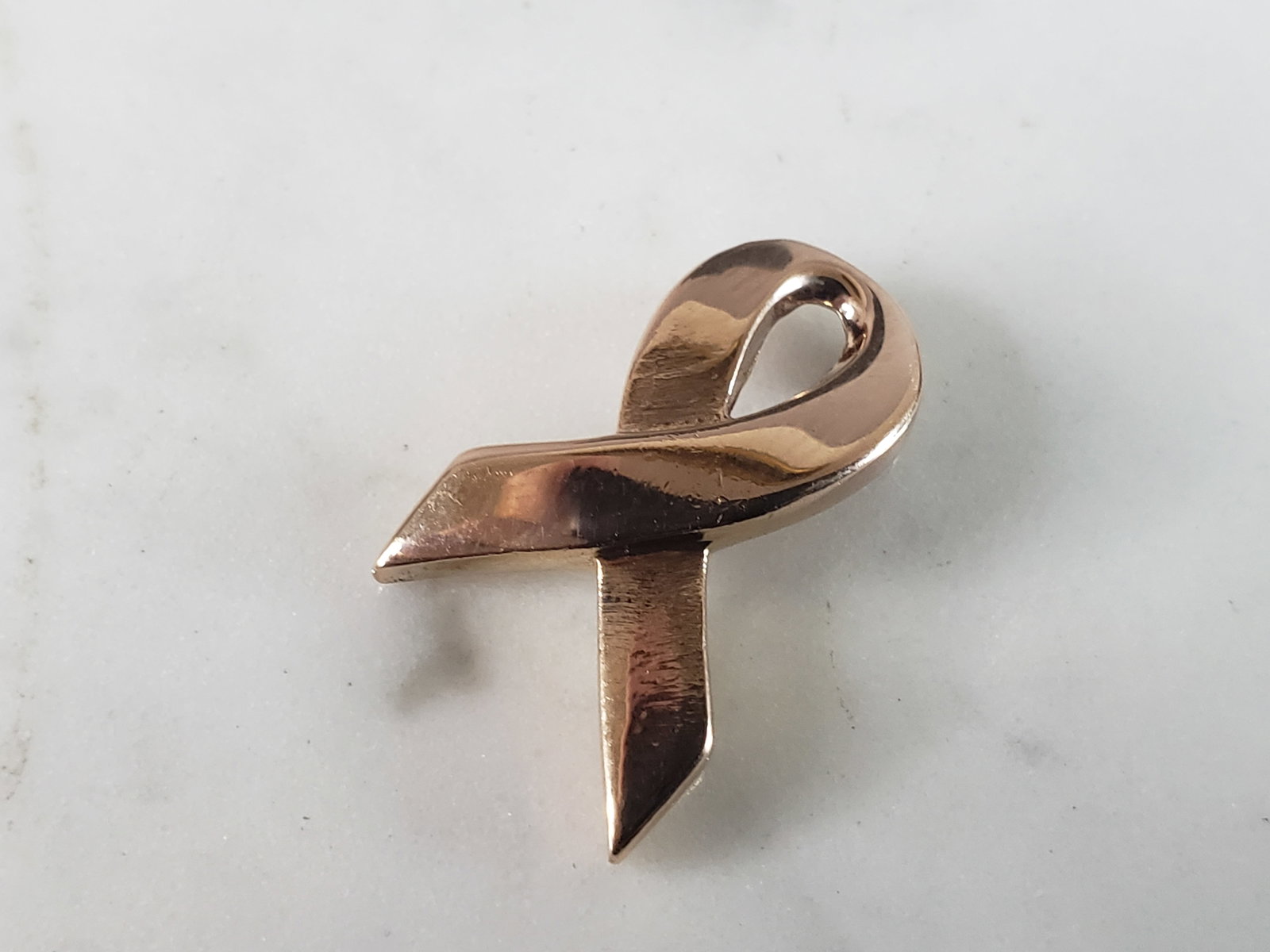 Womens Vintage Estate 14k Rose Gold Cure Cancer Ribbon Pendant: A WOMENS VINTAGE 14K ROSE GOLD CURE FOR CANCER RIBBON PENDANT. THE TOTAL WEIGHT IS 3.4g. THE PENDANT MEASURES 7/8" LONG BY 1/2" WIDE. PENDANT IS MARKED "14K, GEM". MAKES A GREAT GIFT FOR THAT SOMEONE 