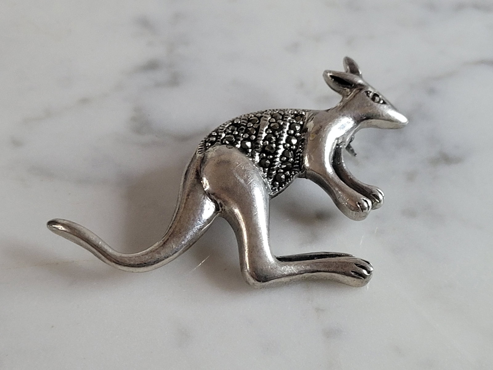 Womens Vintage Estate Sterling Silver Kangaroo Brooch: FOR SALE IS THIS LOVELY VINTAGE STERLING SILVER KANGAROO BROOCH. THE TOTAL WEIGHT OF THE BROOCH IS 11.3g. THE BROOCH MEASURES 1 3/4 " LONG BY 1 3/4" WIDE. BROOCH IS STAMPED "925". MAKES A GREAT GIFT F
