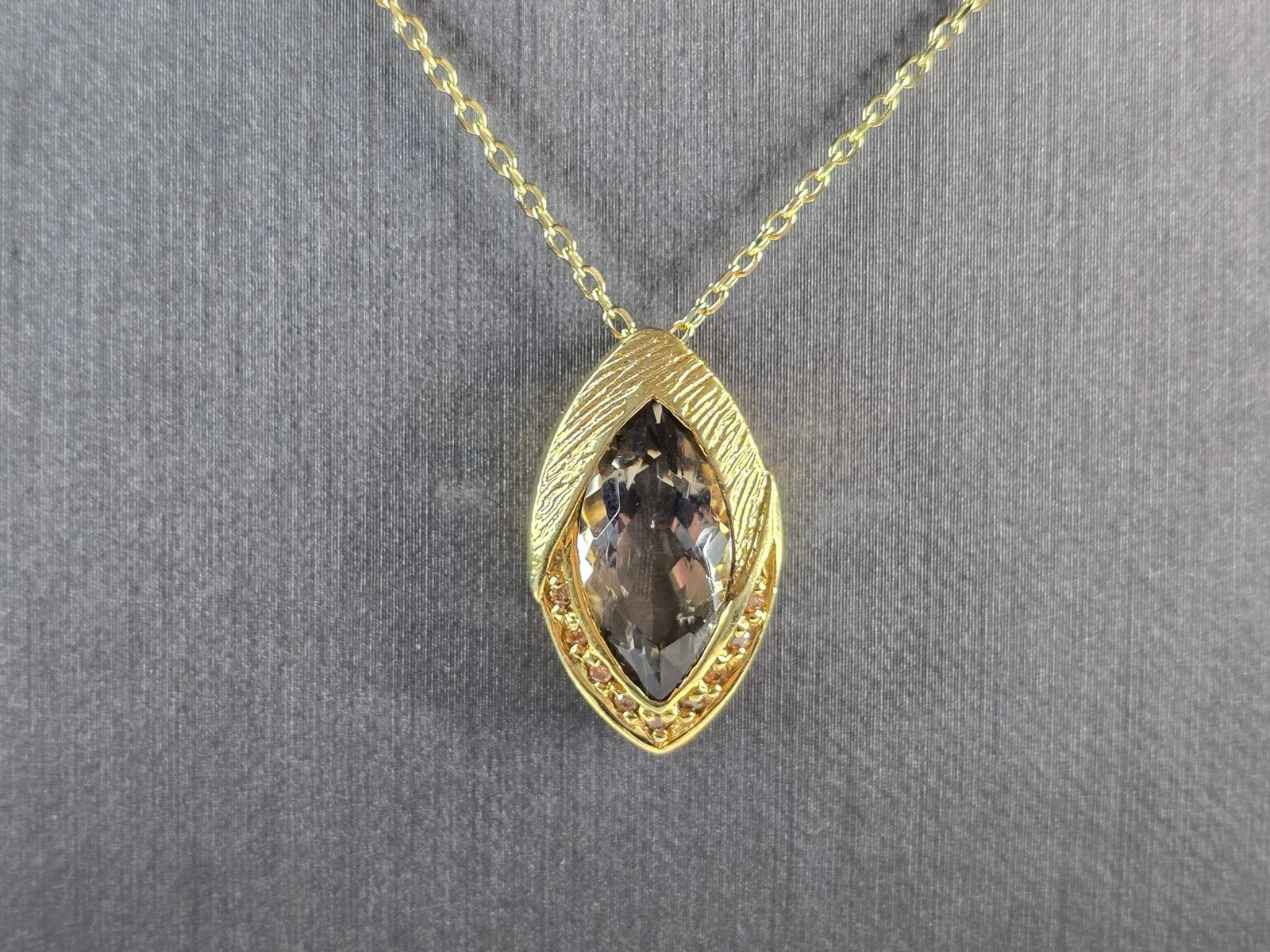 Womens Sterling Silver Gold Tone Modernist Pendant Necklace: A WOMENS STERLING SILVER GOLD TONE MODERNIST PENDANT WITH NECKLACE. THE NECKLACE MEASURES ABOUT 18" LONG, AND THE PENDANT MEASURES 1" LONG BY 1/2" WIDE. TOGETHER THEY WEIGH 5.5g. NOT SURE IF THE STONE
