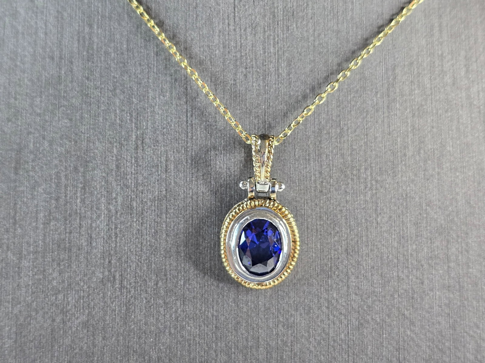 Womens Sterling Silver Gold Tone Modernist Pendant Necklace: A WOMENS STERLING SILVER GOLD TONE MODERNIST PENDANT WITH NECKLACE. THE NECKLACE MEASURES ABOUT 18" LONG, AND THE PENDANT MEASURES 3/4" LONG BY 1/2" WIDE. TOGETHER THEY WEIGH 6.0g. NOT SURE IF THE STO