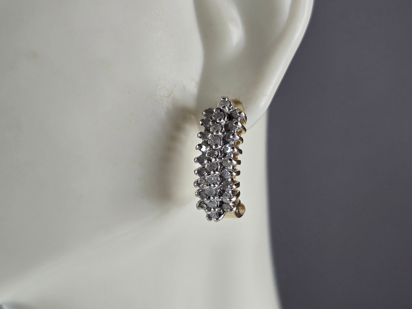 Womens Vintage Estate 10K Yellow Gold Diamond Earrings: A LOVELY PAIR OF WOMENS 10K YELLOW GOLD DIAMOND EARRINGS. THE EARRINGS WEIGH 4.2g, AND MEASURE 3/4" BY 1/4". THERE ARE A TOTAL OF 54 SMALL DIAMONDS. ANY QUESTIONS, PLEASE DON'T HESITATE TO ASK. BE SUR