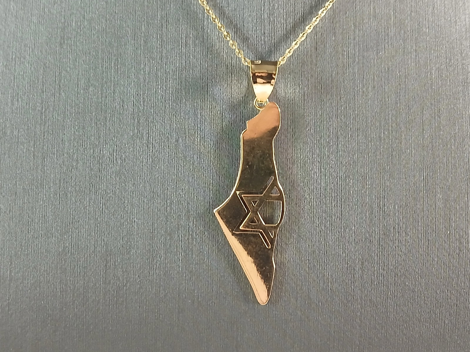 Sterling Silver Gold Tone Jewish Judaica Star of David Pendant: A STERLING SILVER GOLD TONE JUDAICA STAR OF DAVID PENDANT WITH NECKLACE IN THE SHAPE OF ISRAEL. THE PENDANT WITH NECKLACE WEIGHS 4.1g. THE NECKLACE MEASURES 18" LONG, AND THE PENDANT 1 3/4" LONG BY 1/
