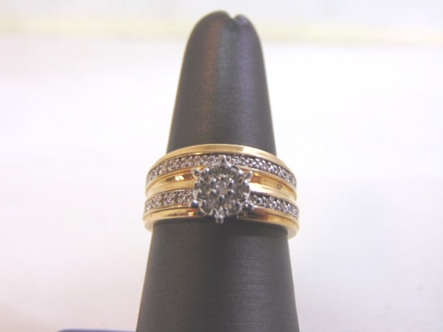 Womens Vintage 10K Yellow Gold Diamond Wedding Ring Set: FOR SALE IS THIS LOVELY VINTAGE 10K YELLOW GOLD DIAMOND ENGAGEMENT WEDDING RING SET. THERE ARE ABOUT .50cts OF DIAMONDS IN THIS SET. THE TOTAL WEIGHT IS 4.1g, AND IS A SIZE 7.0. ANY QUESTIONS PLEASE D