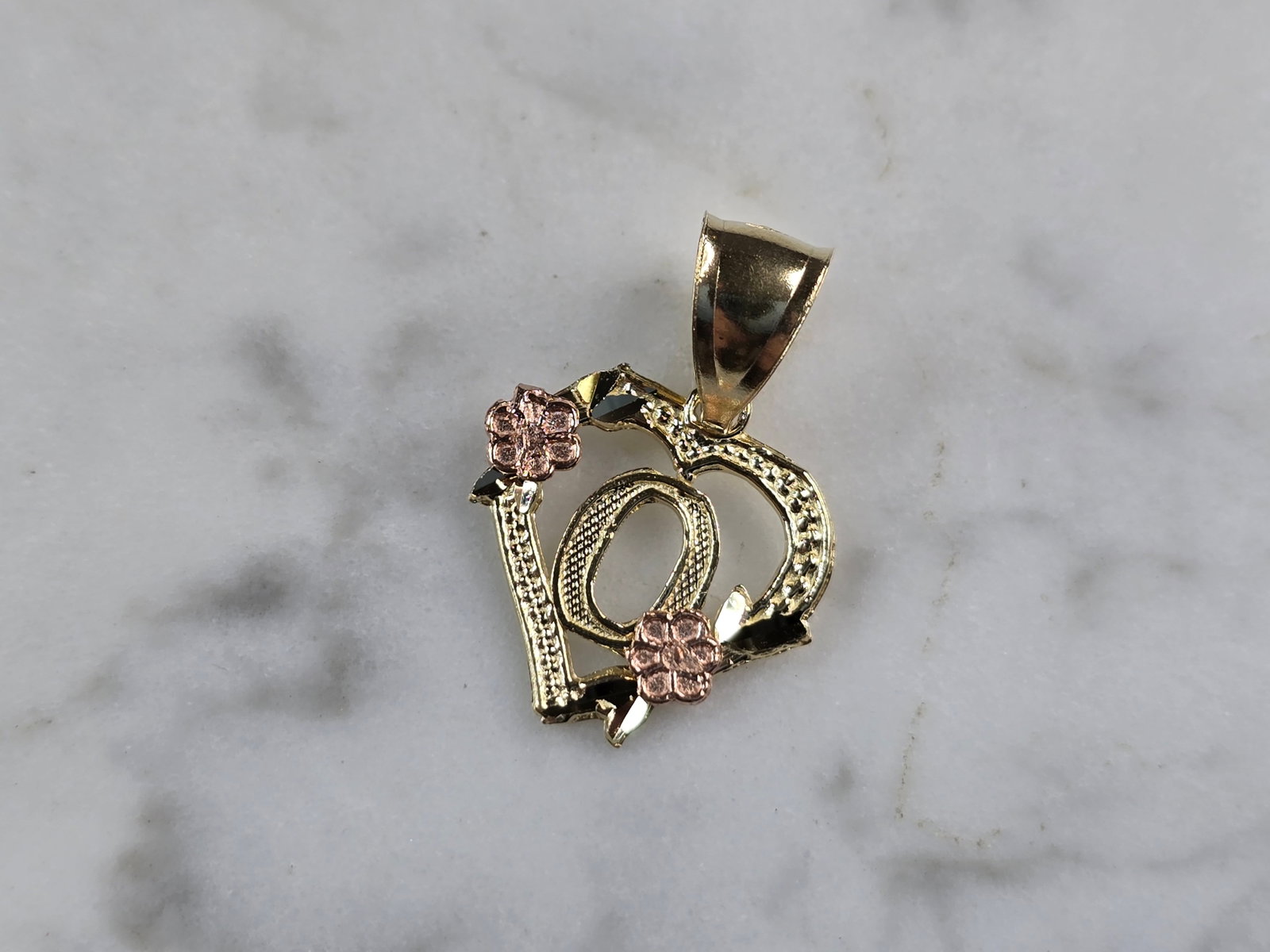 Womens 10K Yellow & Rose Gold Initial Letter " Q " Heart Pendant: A WOMENS 10K YELLOW & ROSE GOLD "Q" HEART PENDANT. PENDANT MEASURES 3/4" LONG BY 5/8" WIDE. TOTAL WEIGHT OF THE PENDANT IS 0.9g. WOULD MAKE A LOVELY GIFT FOR THAT SOMEONE SPECIAL. ANY QUESTIONS PLEASE