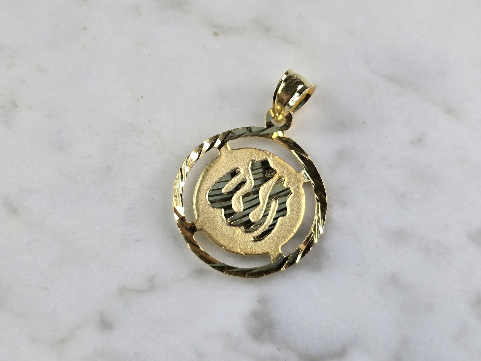 Sterling Silver Gold Tone Muslim Allah Pendant: A STERLING SILVER GOLD TONE MUSLIM ALLAH PENDANT. THE PENDANT WEIGHS 2.0g, AND MEASURES 1" LONG BY 3/4" WIDE. MAKES A GREAT GIFT FOR THAT SOMEONE SPECIAL. ANY QUESTIONS, PLEASE ASK. BE SURE TO CHECK O